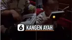 Ia menyebut ayah ganteng dan meminta gendong di depan foto ayahnya di buku yasin.
