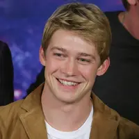 Taylor Swift memang tak terbuka mengenai hubungannya dengan Joe Alwyn. (Elle)