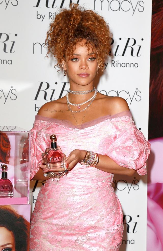 Rihanna dan produk parfumnya | Photo: Copyright KapanLagi.com