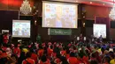 Tiga buah layar lebar tersedia dalam acara nonton bareng Liga Premier Inggris antara Chelsea melawan Arsenal di Hotel Amaroossa Grande, Bekasi. Sabtu (19/9/2015). (Bola.com/Arief Bagus)