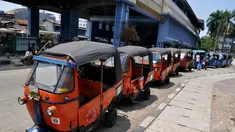 Rencana peremajaan bajaj bermesin dua tak oleh Pemprov DKI Jakarta terus berusaha direalisasikan, (25/10/14). (Liputan6.com/Miftahul Hayat) 