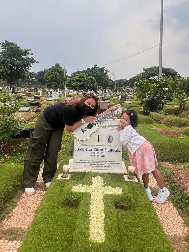 Mutia Ayu dan Gewa ziarah