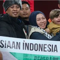 Ini Momen kebersamaan Melly Goeslaw bersama anak-anak di Palestina.