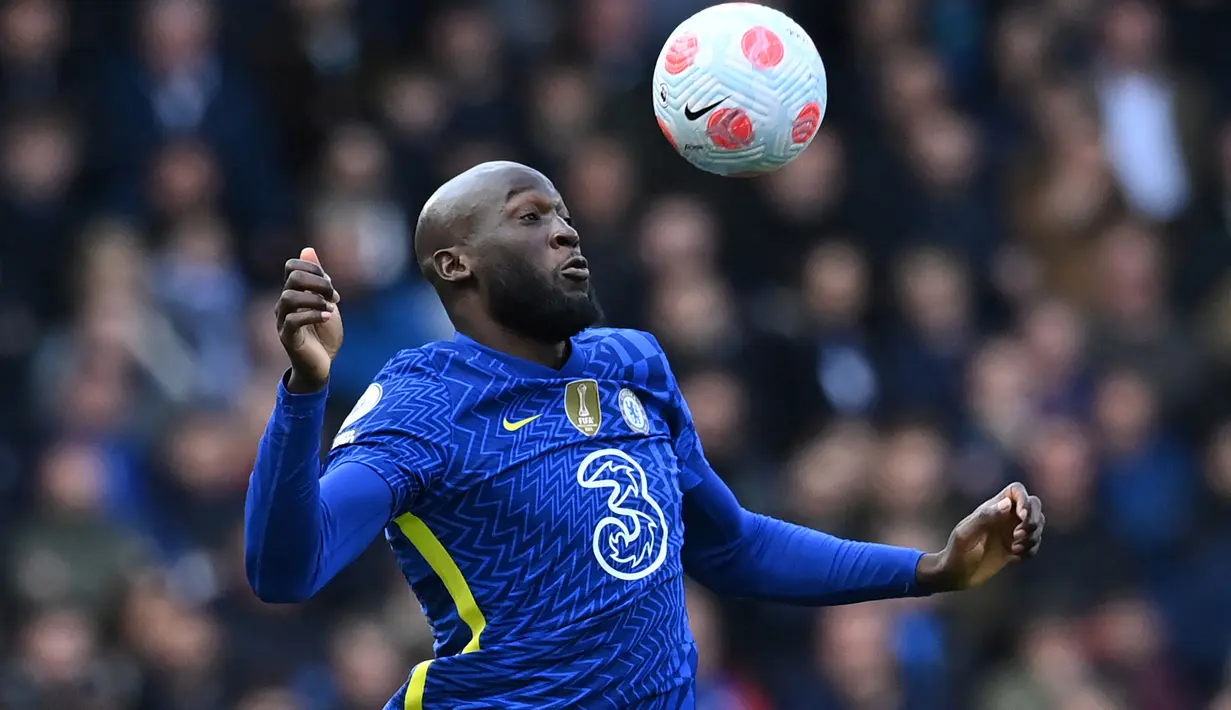 Romelu Lukaku. Chelsea mendatangkan Romelu Lukaku dari Inter Milan pada awal musim 2021/2022 dengan nilai transfer senilai 113 juta euro atau kini setara Rp1,77 triliun setelah tampil tajam selama 2 musim di lini serang Inter Milan. Nyatanya selama 1 musim bersama Chelsea ia tampil di luar ekspektasi dan hanya mencetak 15 gol dan 2 assist dari total 43 laga di semua ajang. Pada musim 2022/2023 ia dipastikan memperkuat klub lamanya Inter Milan dengan status pinjaman selama 1 musim. (AFP/Glyn Kirk)