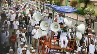 Ribuan massa FPI berunjuk rasa di Mabes Polri, Jakarta, Senin (16/1). Irjen Anton Charliyan dinilai telah melakukan pembiaran dan mengakibatkan terjadinya penyerangan dan penganiayaan terhadap massa FPI oleh LSM GMBI. (Liputan6.com/Immanuel Antonius)