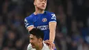 Bek Chelsea #42 Alfie Gilchrist memenangkan sundulan dari striker Tottenham Hotspur #07 Son Heung-Min pada laga tunda pekan ke-26 Premier League 2023/2024 di Stamford Bridge, Jumat (3/5/2024) dini hari WIB. (Glyn KIRK / AFP)