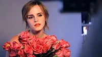 Emma Watson yang biasanya terlihat bersahaja mendadak berani dengan penampilannya di majalah fashion.