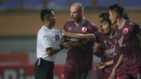 Sejumlah pemain PSM Makassar bersitegang dengan wasit Rully Ruslin Tambuntina saat melawan Persib Bandung dalam laga pekan ke-6 BRI Liga 1 2021/2022 di Stadion Wibawa Mukti, Cikarang, Sabtu (02/10/2021) WIB. Kedua tim bermain imbang 1-1. (Bola.com/Bagaska