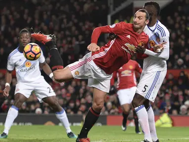 Aksi memikat Zlatan Ibrahimovic saat mengelabui 2 pemain Sunderland dengan tumitnya di Old Trafford, 26 Desember 2016. (AFP/Oli Scarff)