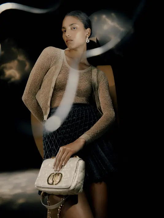 Sesuai namanya, koleksi kapsul Dior Gold 2023 memberi sentuhan emas. Yang jadi simbol keberanian dan kreativitas merek yang tak lekang oleh waktu. [Foto: Dok. Dior]