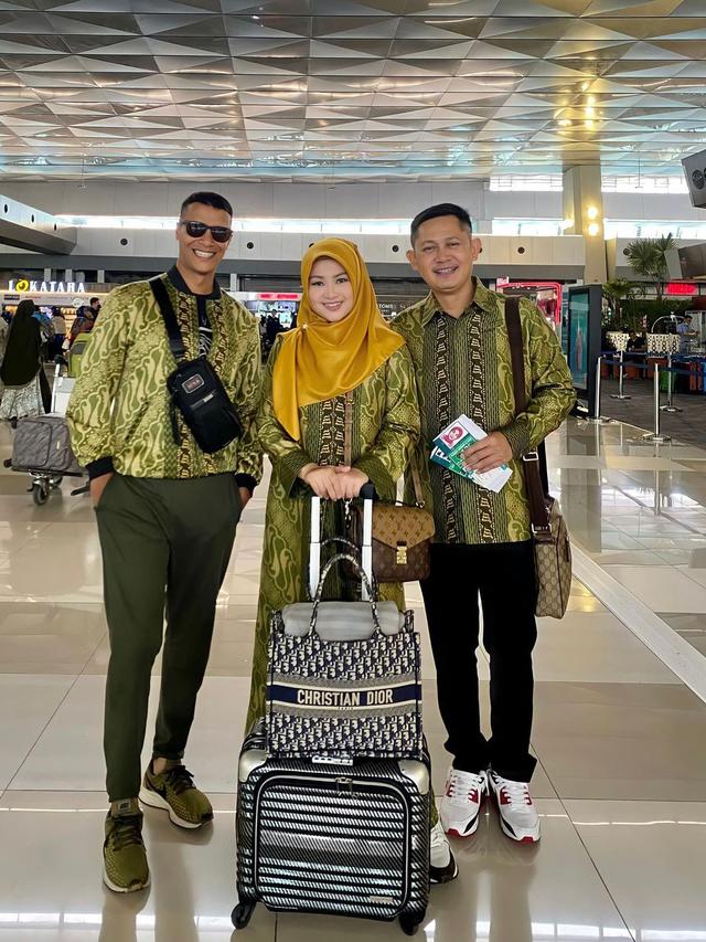 8 Potret Fitri Carlina dan Suami Jalani Umroh, Persiapannya Singkat
