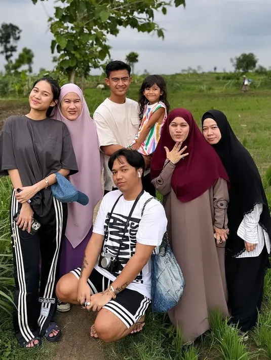 Melengkapi penampilannya, Azizah terlihat membawa topi cap denim dari brand Celine yang harganya mencapai Rp12 juta, serta tas denim yang dibawakan temannya Mail Syahputra dari brand Chanel dengan harga Rp142 jutaan. [@mailsyahputra]