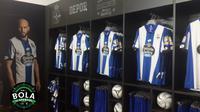 Baju resmi Deportivo La Coruna yang dijual di toko resmi klub. (Bola.com/Okky Herman Dilaga)