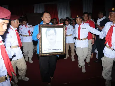 Jenazah Ketua Umum Partai Gerindra, Suhardi, disemayamkan di kantor DPP Partai Gerindra, Jumat dini hari, (29/8/2014). (Liputan6.com/Helmi Fithriansyah)