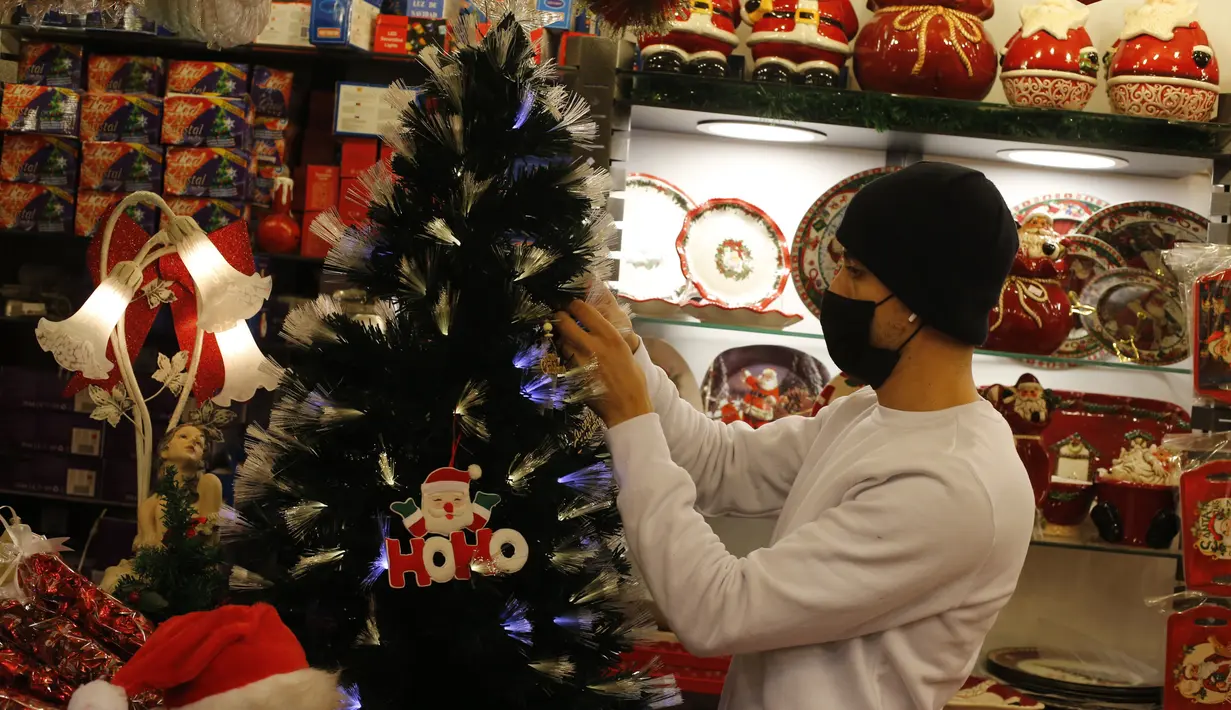 Seorang pedagang menyusun dekorasi Natal di sebuah toko di Kota Tua Yerusalem (7/12/2020). (Xinhua/Muammar Awad)