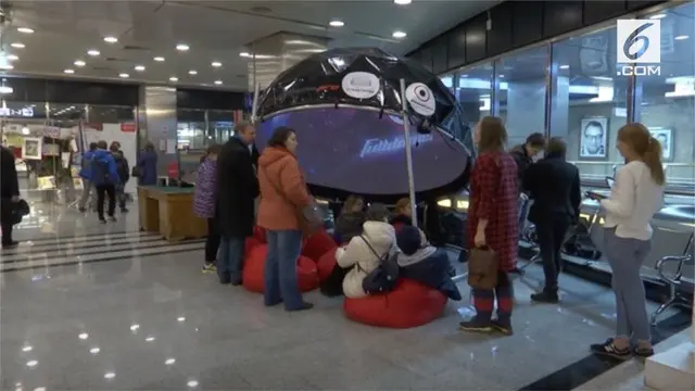Sebuah planetarium portable dipasang di salah satu stasiun metro Moskow. Untuk memperingati peluncuran satelit pertama di dunia Sputnik

Diharapkan menjadi sarana edukasi bagi anak-anak.