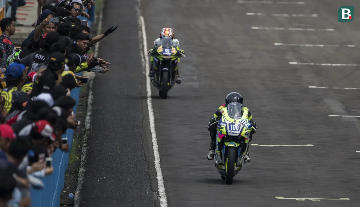 Para pebalap memacu motornya pada Yamaha Sunday Race seri 1 di Sirkuit Sentul, Bogor, Minggu (8/4/2018). Lomba ini diselenggarakan oleh Yamaha Indonesia Motor Manufacturing dengan mempertandingan 10 kelas. (Bola.com/Vitalis Yogi Trisna)
