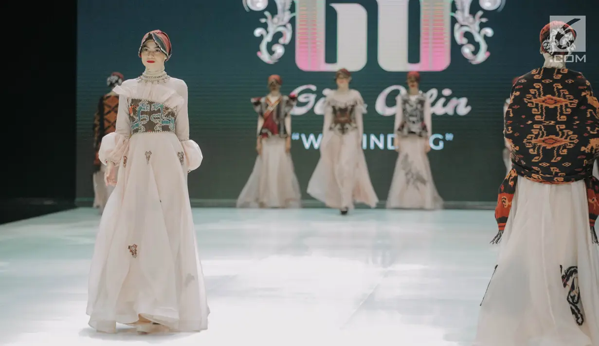 Model mengenakan busana rancangan Gita Orlin pada ajang Indonesia Fashion Week (IFW) 2019 di Jakarta Convention Center, Kamis (28/3). Desian Gita Orlin kali ini terinspirasi dari kecantikan “Tenun Sumba” yang bertajuk “Wairinding". (Liputan6.com/Faizal Fanani)