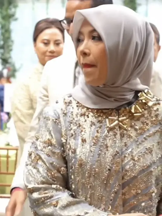 Nur Asia juga mengenakan kerudung warna abu-abu yang serasi dengan busana nya. [@nurasiauno]