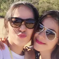 Gracia Indri dan Metha Yunatria berpose bersama di Hollywood. (foto: instagram.com/methayuna)