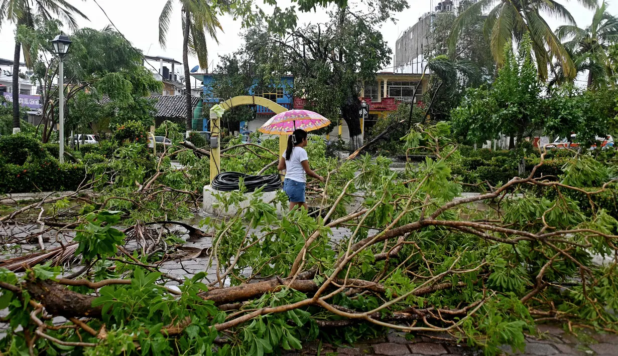 Dua orang dikabarkan tewas akibat akibat badai John yang menghantam wilayah Pasifik dengan kategori 3 pada 23 September 2024 malam. (Francisco Robles/AFP)