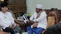Sandiaga Uno saat berbincang dengan Ketua Majelis Syariah DPP PPP Mustofa Aqil Siradj di kediamannya Ponpes Kempek Cirebon. Foto (Liputan6.com / Panji Prayitno)