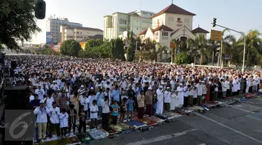 Ribuan umat muslim melaksanakan salat Idul Fitri 1436 H di ruas Jalan Jatinegara Barat, Jakarta, Jumat (17/7/2015). Pemerintah melalui Kementerian Agama menetapkan Hari Raya Idul Fitri 1436 H jatuh pada Jumat 17 Juli 2015. (Liputan6.com/Johan Tallo)