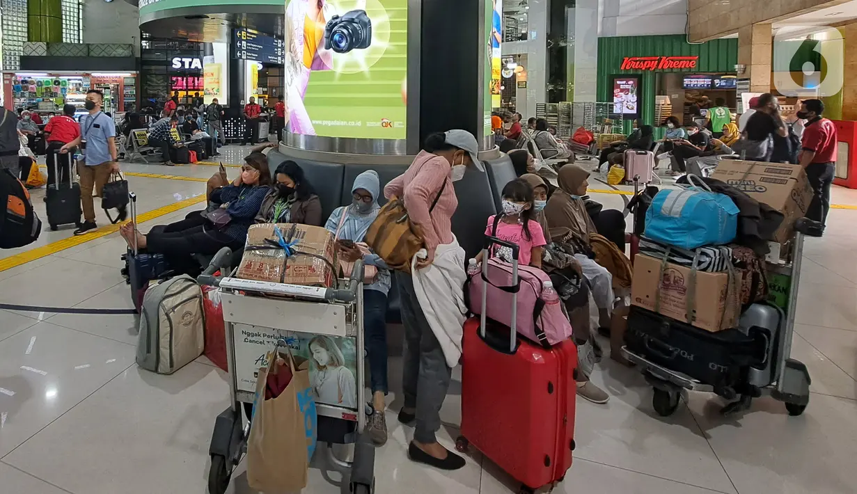 Penumpang kereta api jarak jauh menunggu di Stasiun Gambir, Jakarta Pusat, Rabu (21/12/2022). Jelang Natal dan Tahun Baru PT KAI mengantisipasi cuaca ekstrem dan daerah rawan, Daop 1 Jakarta menyiapkan Alat Material Untuk Siaga (AMUS) yang ditempatkan di lokasi rawan apabila terjadi hambatan akibat cuaca ekstrem seperti banjir, amblesan dan tanah longsor. AMUS yang siapkan berupa batu balas, bantalan rel, pasir, karung, besi (untuk jembatan), alat penambat rel, dan alat berat lainnya. (Liputan6.com/Johan Tallo)
