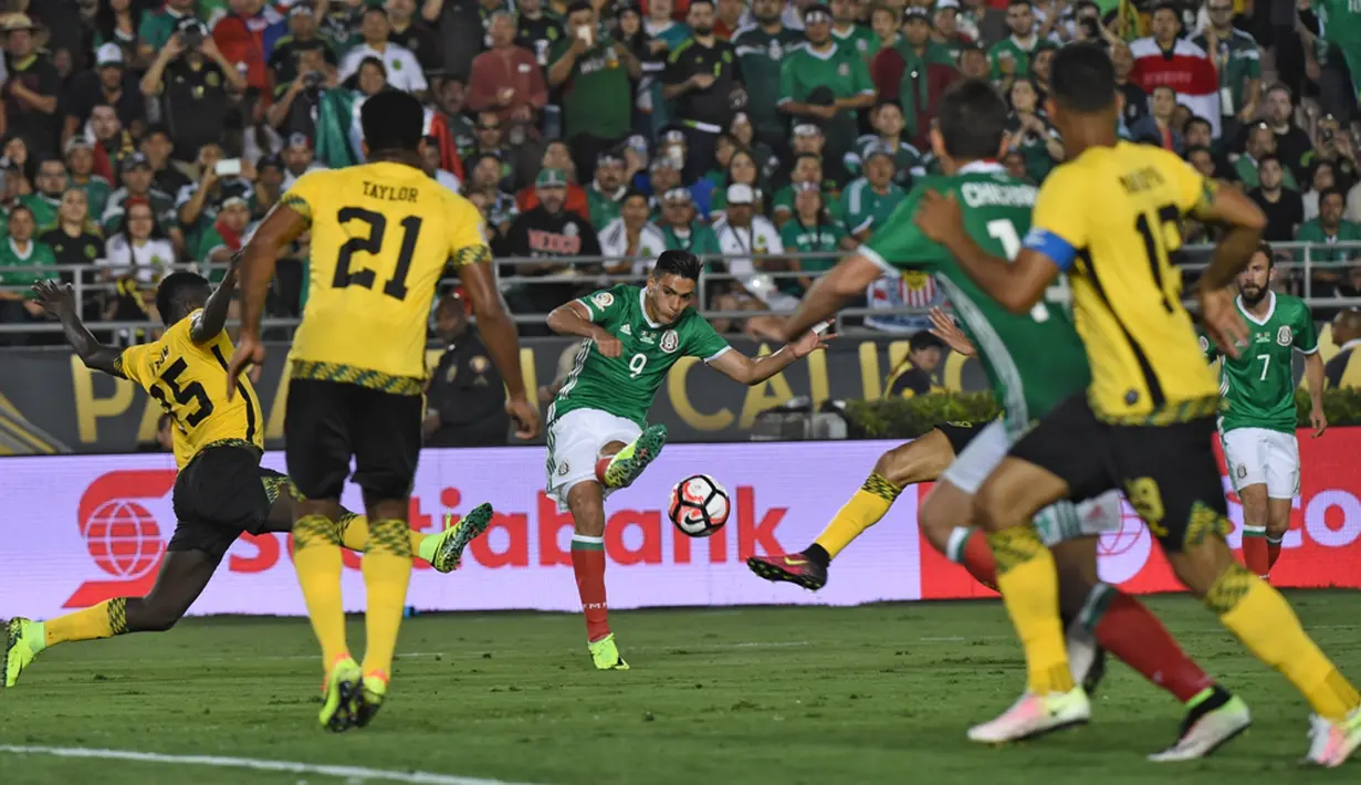 Pemain Meksiko, Raul Jimenez, menembak bola ke arah gawang Jamaika dalam laga Grup C Copa America 2016 di Stadion Rose Bowl, Pasadena, AS, Jumat (10/6/2016) WIB. (AFP/Mark Ralston)