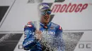 Pebalap Suzuki, Maverick Vinales (25), menjuarai balapan MotoGP Inggris yang digelar di Sirkuit Silverstone, Inggris, Minggu (4/9/2016). (AFP/Oli Scarff)