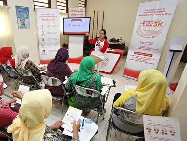 Dokter Delia Krisnawaty memberikan penjelasan tentang alergi di Klinik Dokter Keluarga FKUI Jakarta, Rabu (13/4). Sarihusada bekerjasama dengan Dept. IKK FK UI menyelenggarakan Allergy Awarness Week pada 10-17 April 2016 (Liputan6.com/Immanuel Antonius)