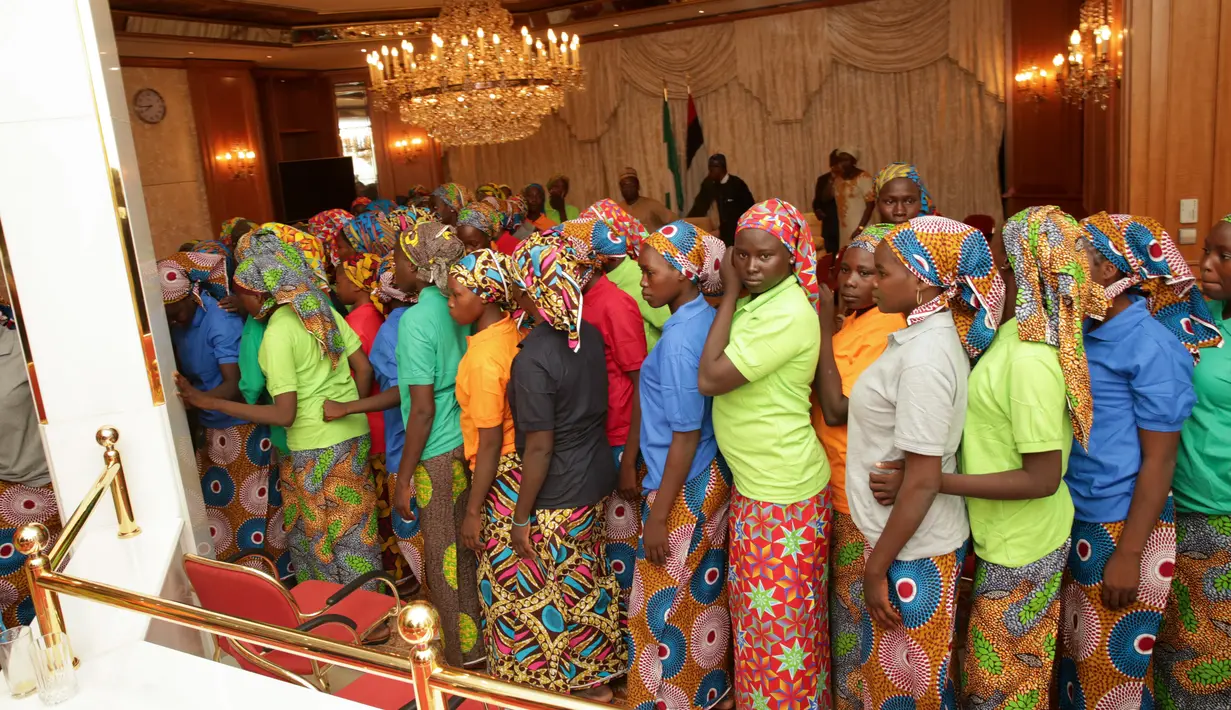 Gadis-gadis sekolah Chibok menunggu untuk ber bertemu Presiden Muhammadu Buhari di Abuja, Nigeria (7/5). Sebelumnya mereka adalah siswi sekolah menengah pertama di Chibok yang diserbu dan diculik pada April 2014 oleh Boko Haram.(AP Photo/Olamikan Gbemiga)