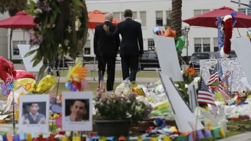 Presiden Obama dan Wapres Biden usai meletakkan karangan bunga di tugu peringatan tragedi penembakan di Orlando (reuters)