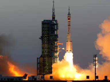  Pesawat ruang angkasa Tiongkok, Shenzhou 11 pembawa roket Long March-2F lepas landas dari Pusat Peluncuran Satelit Jiuquan di laut provinsi Gansu, Tiongkok, (17/10). (China Daily/via REUTERS)