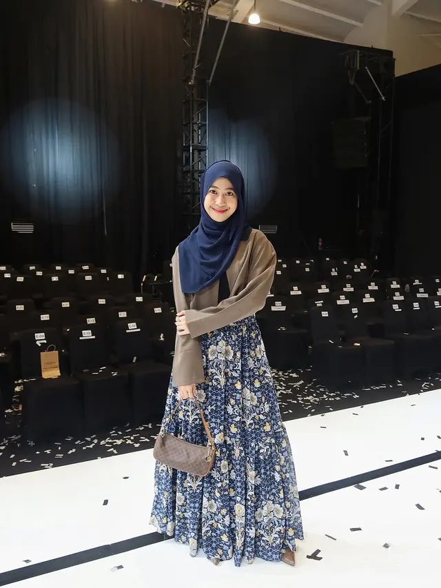 Tanpa Serba Hitam, Adiba Khanza Keluar dari Zona Nyaman dengan Outfit Bernuansa Biru Saat Hadiri Fashion Show