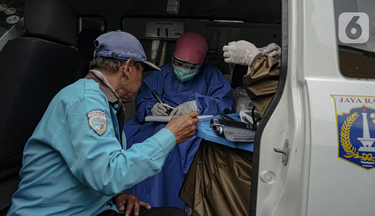 Petugas parkir melakukan pemeriksaan kesehatan di mobil Tim Medis Keliling di kawasan sabang, Jakarta, Kamis (18/2/2021). Pemeriksaan kesehatan tersebut merupakan program resmi Dishub DKI Jakarta. (Liputan6.com/Faizal Fanani)