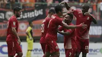 Para pemain Persija Jakarta merayakan gol yang dicetak Ryuji Utomo ke gawang TIRA Persikabo pada laga Piala Indonesia di Stadion Patriot, Bekasi, Kamis (21/2). Persija menang 2-0 atas TIRA Persikabo. (Bola.com/Yoppy Renato)