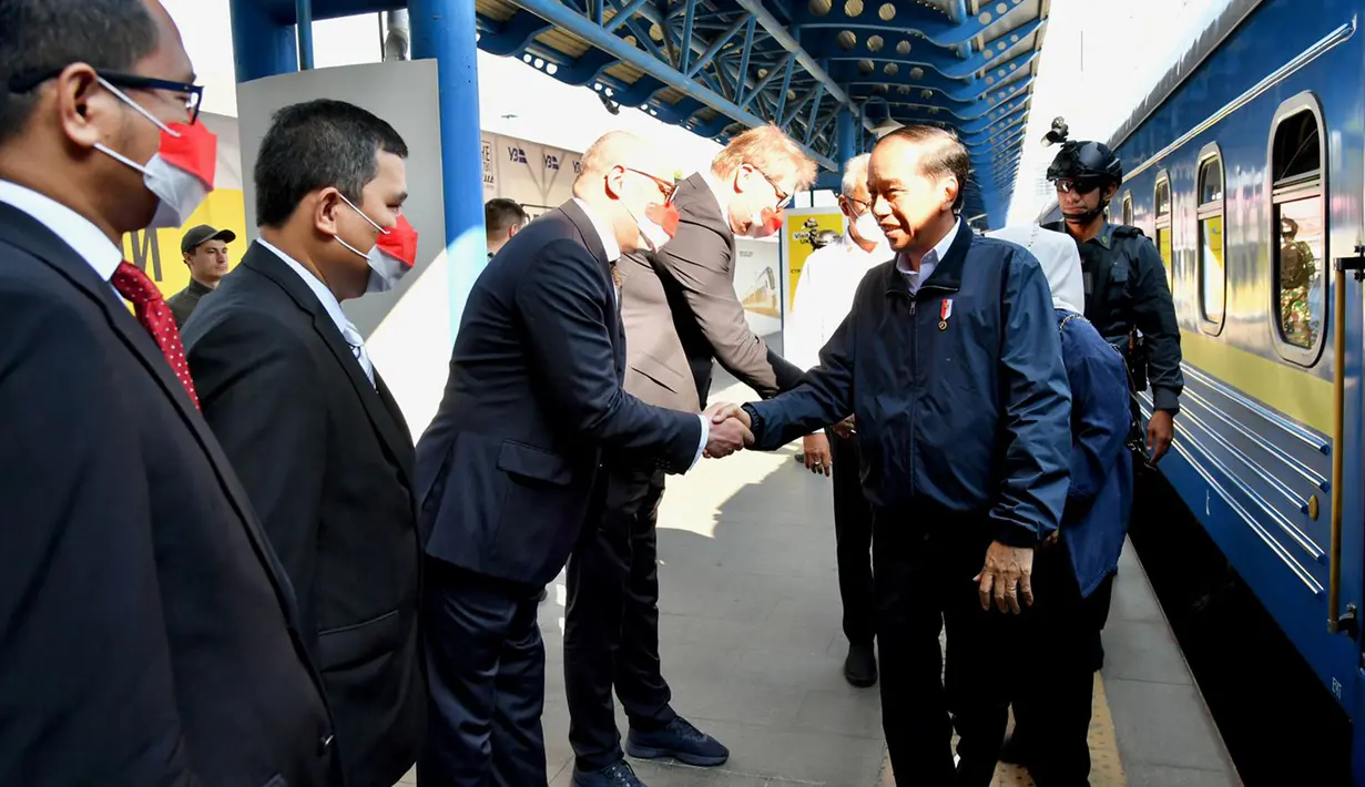 Presiden Joko Widodo atau Jokowi menyalami penyambutnya saat tiba di Stasiun Central Kyiv, Ukraina, Rabu (29/6/2022). Presiden Jokowi bersama Ibu Iriana tiba di Peron 1 Stasiun Central Kyiv sekitar pukul 08.50 waktu setempat. (Foto: Biro Pers Sekretariat Presiden)