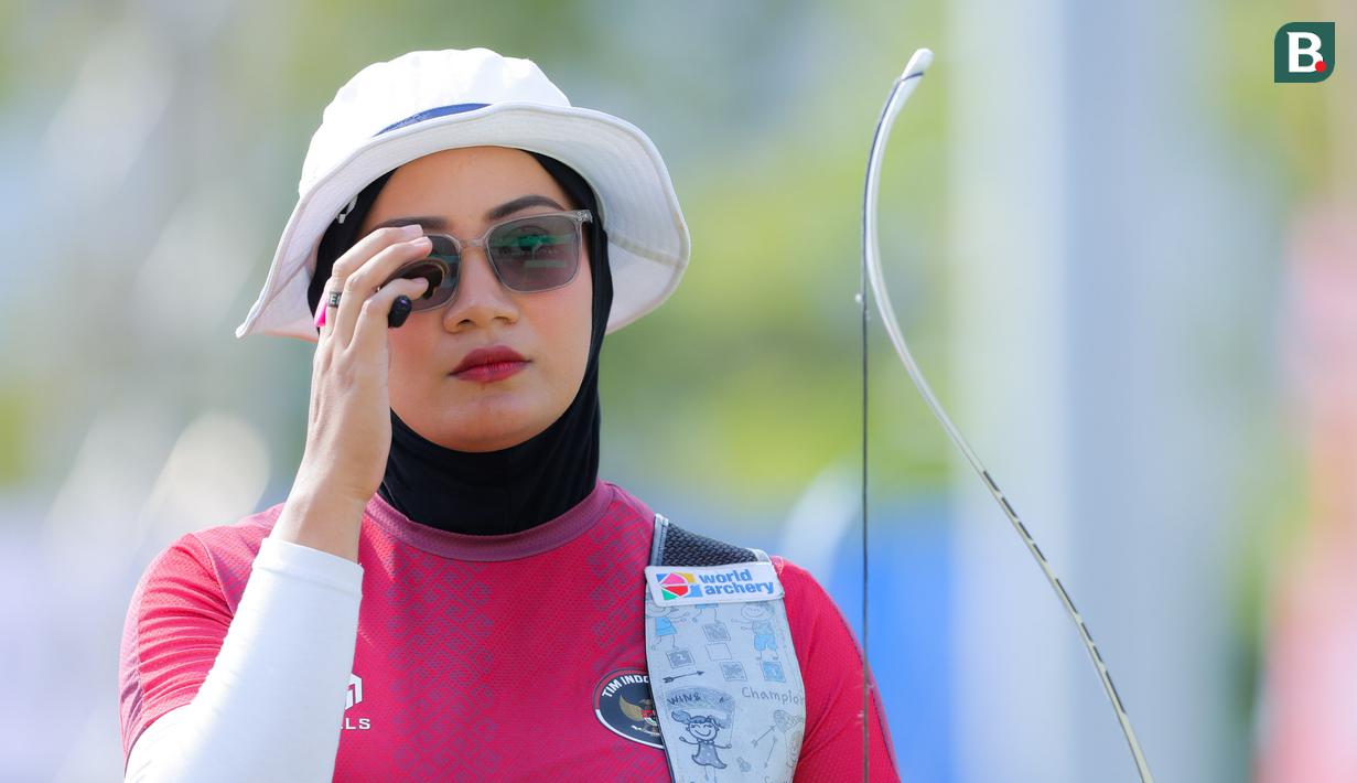 Atlet andalan Indonesia itu tampil tenang dan konsisten sepanjang pertandingan hingga memastikan posisi tertinggi di podium. Diananda sukses mengungguli pemanah Vietnam, Trieu Huyen Diep, yang harus puas dengan medali perak. (Bola.com/Bagaskara Lazuardi)