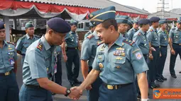 Citizen6, Tanjung Priok: Pangkolinlamil, Laksamana Muda TNI S.M. Darojatim menyalami para Kasatker dan para komandan unsur usai melaksanakan kegiatan apel khusus di Dermaga Kolinlamil, Tanjung Priok, Jakarta, Senin (13/8). (Pengirim: Dispenkolinlamil)