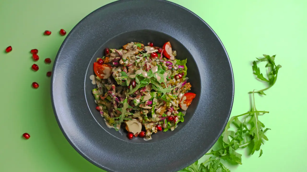 Resep Salad Barley Hangat dengan Sayur Panggang dan Lemon Dressing untuk Menu Sehari-hari