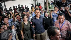 Pasangan Agus Yudhoyono didampingi istrinya, Annisa Pohan dan Sylviana Murni mendatangi Gedung BNN, Jakarta, Minggu (25/9). Agus Yudhoyono-Sylviana Murni menjalani tes narkoba sebagai salah satu syarat maju di Pilkada DKI 2017 (Liputan6.com/Faizal Fanani)