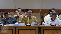 Menteri Dalam Negeri Tjahjo Kumolo (tengah) saat Rapat dengan Pansus RUU Penyelenggaraan Pemilu di Komplek Parlemen Senayan, Jakarta, Senin (13/2). (Liputan6.com/Johan Tallo)