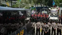  Petugas Kepolisian tampak berjaga saat aksi buruh di depan kantor BPJS Ketenagakerjaan, Jakarta, Kamis, (4/6/2015). Mereka menolak iuran sebesar 1,5 persen sesuai usulan Apindo. (Liputan6.com/Faizal Fanani)