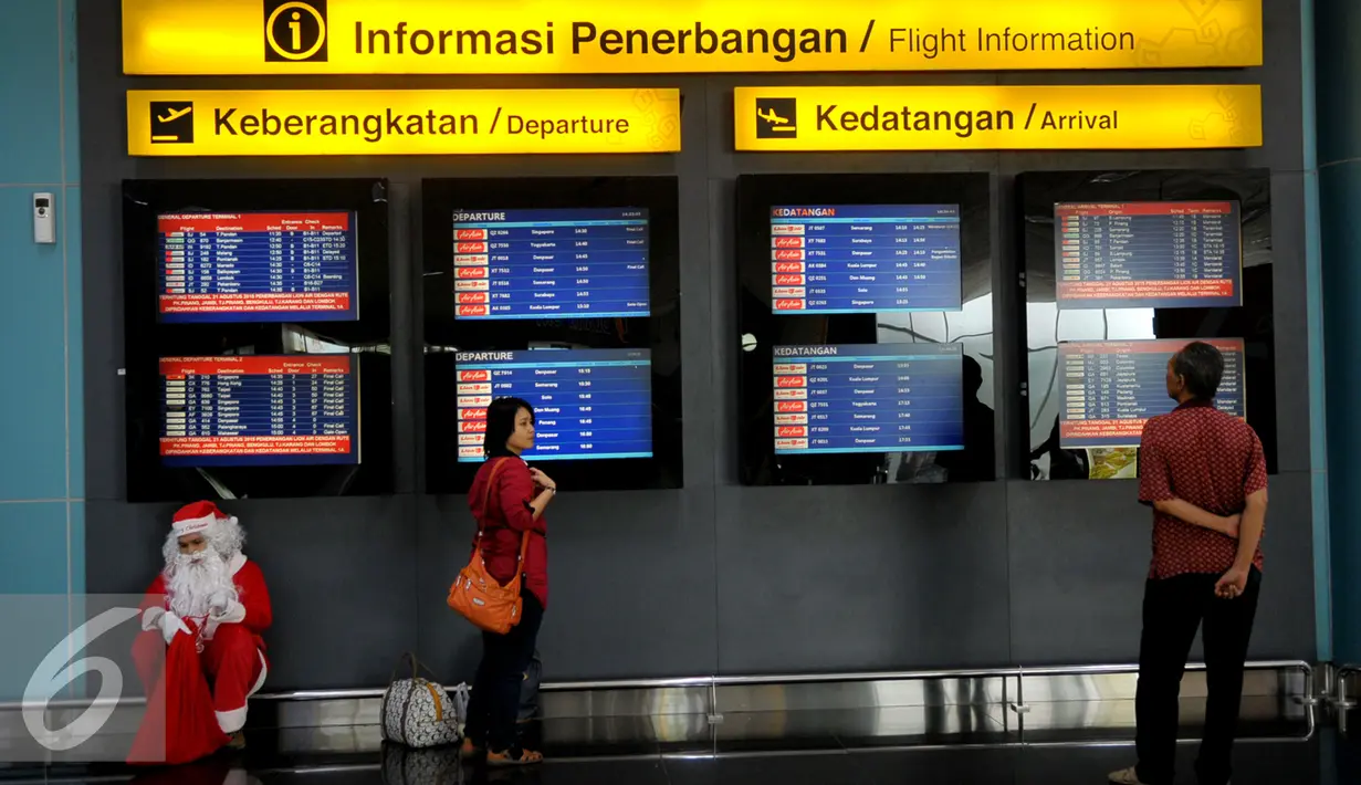 Santa Claus saat berada di Bandara Soekarno Hatta, Tangerang, Banten, Selasa (22/12). Sejumlah orang berkostum santa claus membagikan coklat kepada penumpang yang berada dibandara. (Liputan6.com/Faisal R Syam)