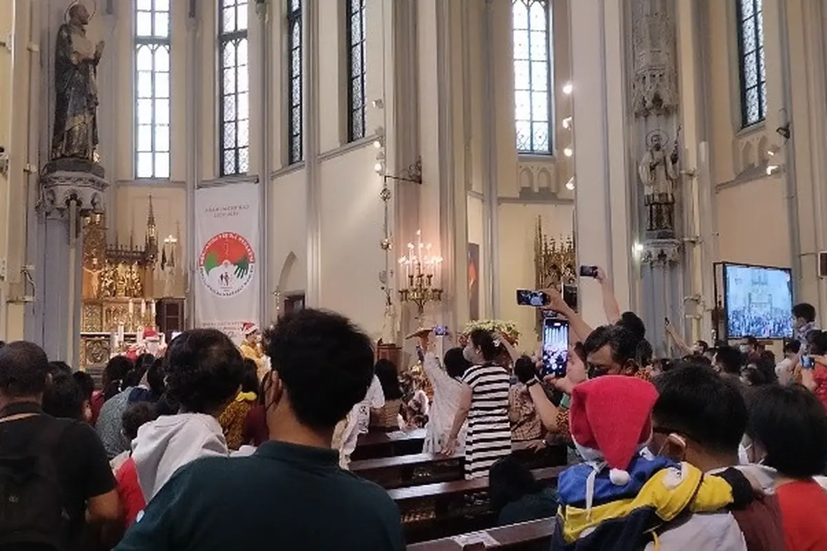 Ribuan jemaat mengikuti Misa Keluarga di Gereja Katedral, Jakarta Pusat, siang ini, Minggu (25/12/2022).