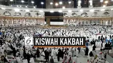 Kain penutup Kakbah (kiswah) diangkat setinggi tiga meter, pada Kamis malam (19/7/2019). Pengangkatan kiswah Kakbah menjadi tanda dimulainya musim haji 1440 Hijriah.