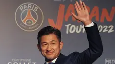 Pemain Jepang Kazuyoshi Miura melambai saat konferensi pers Paris Saint-Germain di Tokyo pada 17 Juli 2022. Kazuyoshi Miura yang berusia 55 tahun resmi gabung klub Portugal, Oliveirense. Ia meninggalkan klub Jepang Yokohama FC dengan status pemain pinjaman sampai akhir musim 2022-2023. (AFP/Toshifumi Kitamura)