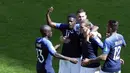 Para pemain Prancis merayakan gol yang dicetak oleh Antoine Griezmann ke gawang Australia pada laga Piala Dunia di Kazan Arena, Sabtu (16/6/2018). Prancis menang 2-1 atas Australia. (AP/Hassan Ammar)