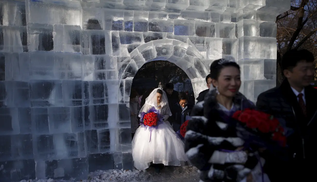 Sejumlah pasangan pengantin baru seusai mengikuti upacara pernikahan massal yang merupakan bagian dari Festival Es dan Salju Harbin di provinsi Heilongjiang, China, Rabu (6/1/2016). ( REUTERS/ Aly Song)